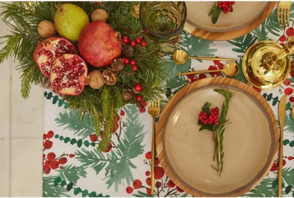 Скатерть Доляна «Новый год: Сhristmas berries» 145*300 +/- 2 см, 100% п/э